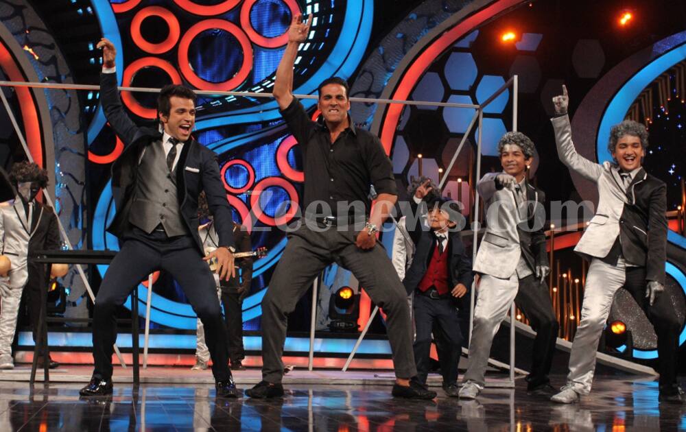 Akshay Kumar joins host Rithvik Dhanjani and contestants Faisal and Rohan as they dance to 'Main Khiladi Tu Anari'.