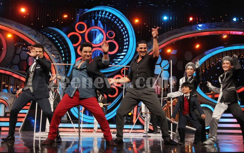 Judge Ahmed Khan dances with Akshay Kumar.