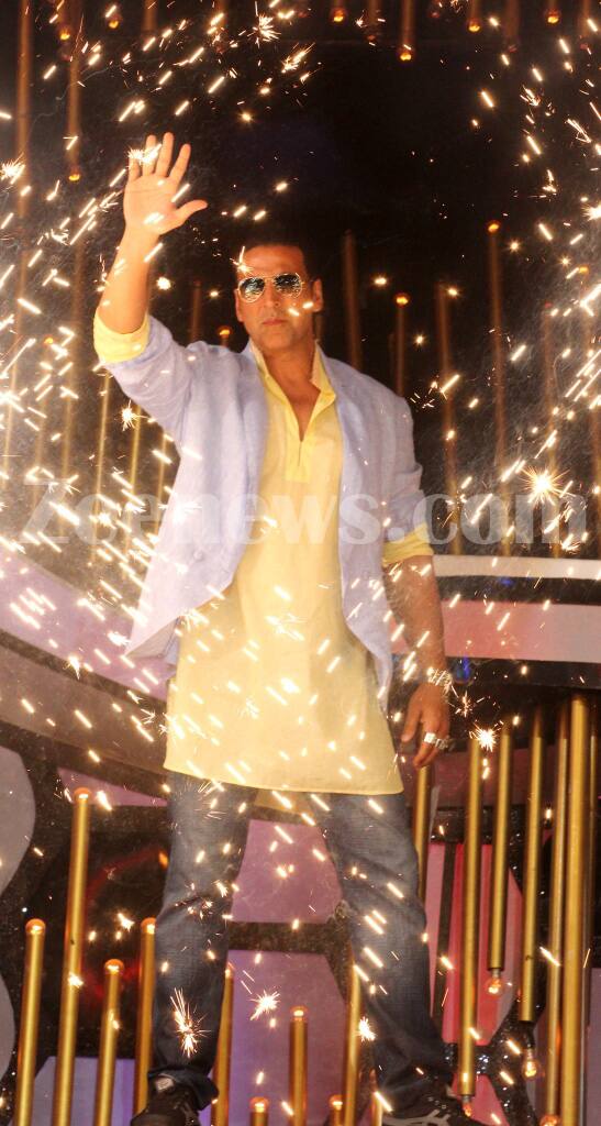 Making an entrance - Akshay Kumar on the sets of 'Dance Ka Tashan'.