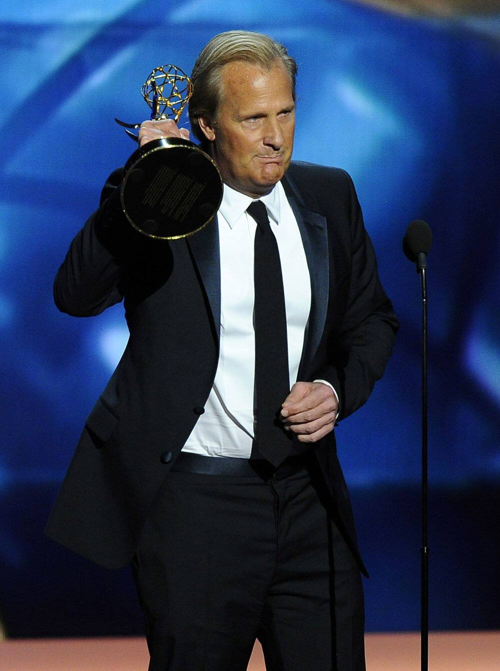 Jeff Daniels accepts the award for outstanding lead actor in a drama series for his role on “The Newsroom” at the 65th Primetime Emmy Awards at Nokia Theatre.