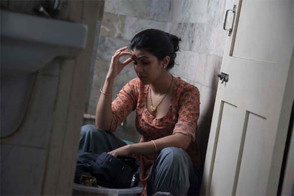 Ila (Nimrat Kaur) is sick and tired of her daily life in 'The Lunchbox'.