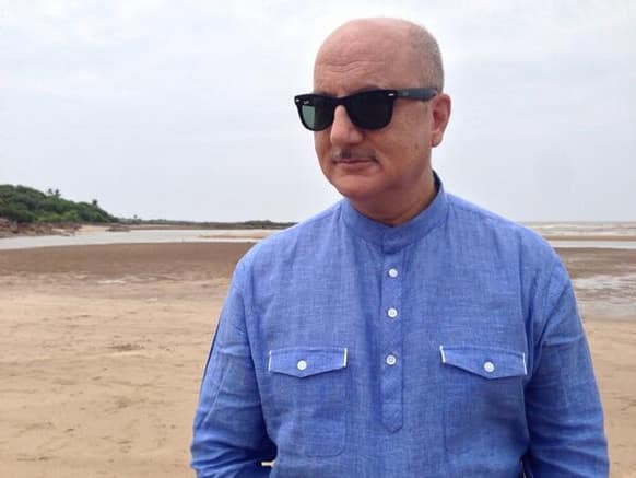 Can you see the sun glares Anupam Kher is flaunting in the picture? Well, director Punit Malhotra gave the goggles to the veteran actor to shoot for 'Gori Tere Pyaar Mein'. (@AnupamPkher)