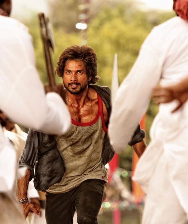 Here's the first look of Shahid Kapoor's 'Rambo Rajkumar'.