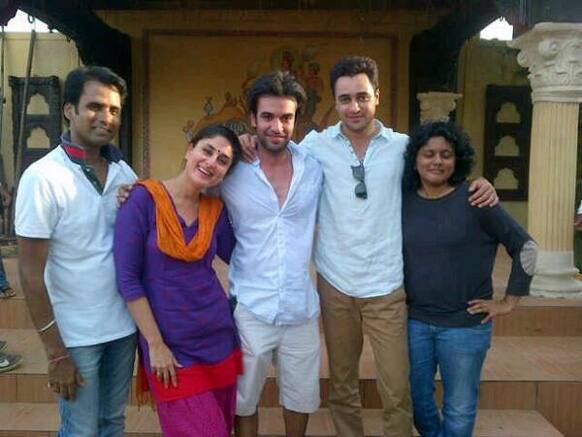 'Gori Tere Pyaar Mein' cast pose for a happy picture with director Punit Malhotra on the last day of their shoot.