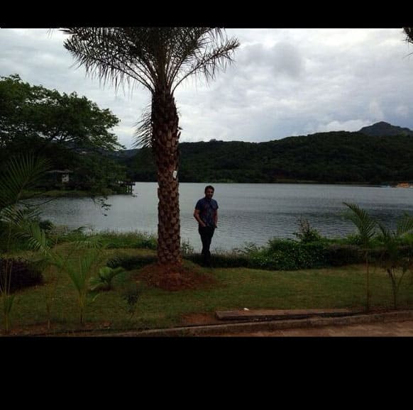 Kapil Sharma poses at a beautiful location Pic Courtesy: @ KapilSharmaK9