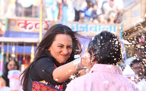 Sonakshi Sinha packs a punch, courtesy: 'R... Rajkumar'.