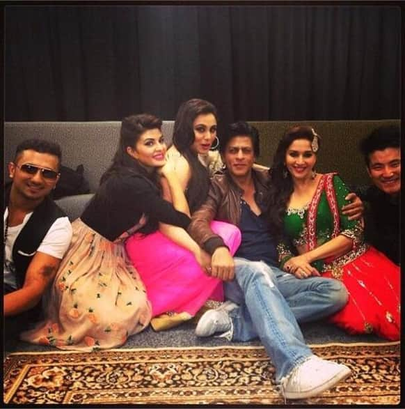 King Khan  Shah Rukh having a good time with his screen queens - Rani, Jacqueline and Madhuri. Also in the picture is Honey Singh (left).