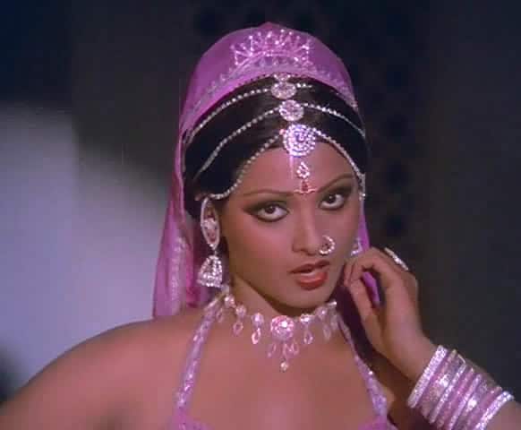 Rekha starred opposite Amitabh Bachchan for the first time in movie 'Do Anjaane'. 