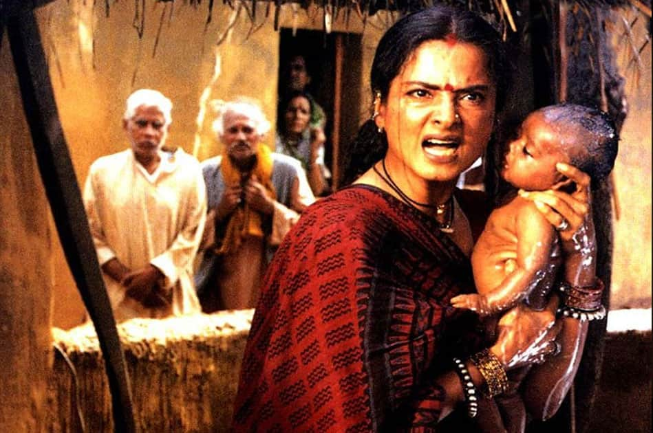 Rekha delievered one of her finest performances in Rajkumar Santoshi's feminist drama 'Lajja'.