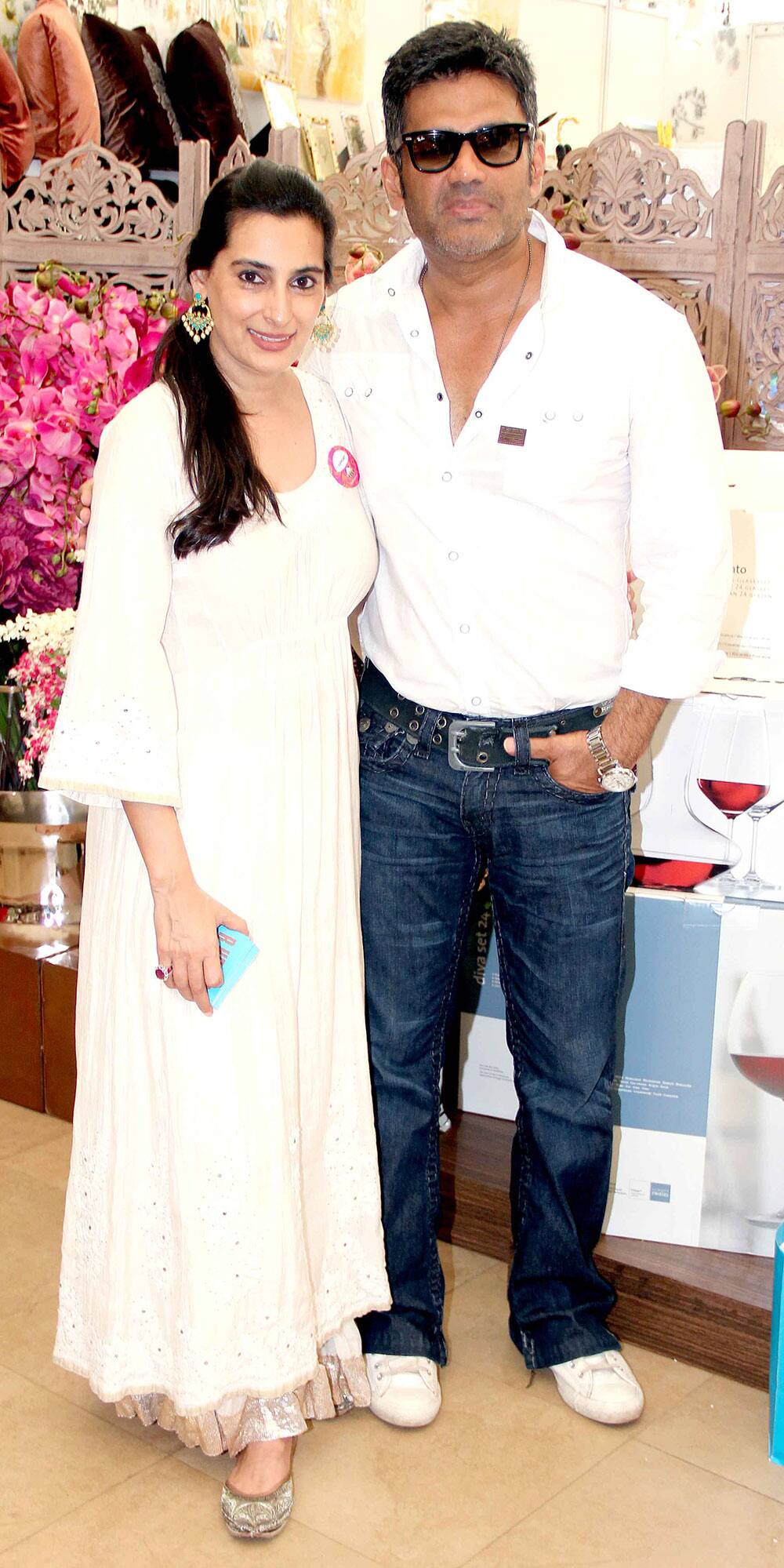 Mana and Suniel Shetty during the Mana Shetty’s Araaish Exhibition in Mumbai. Pic Courtesy: DNA