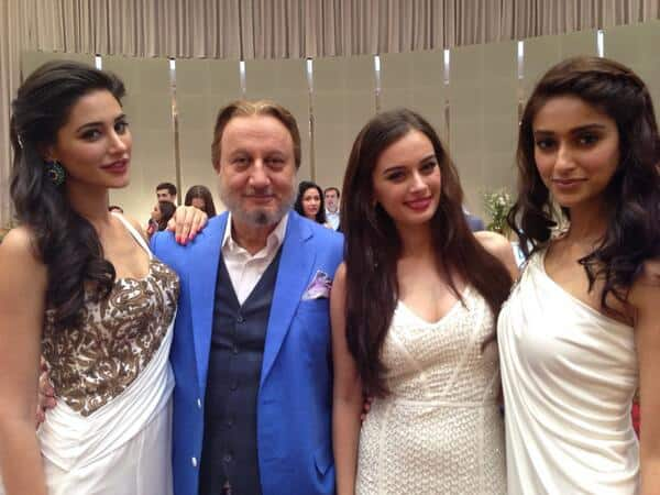 Anupam Kher presenting his 1st look for David Dhawan's 'Mai Tera Hero' with 3 lovely ladies, Nargis, Evelyn & Ileana D'cruz.