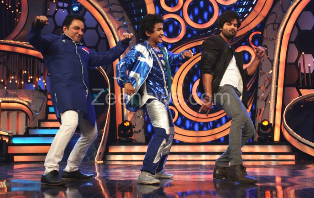 Faisal Khan, choreographer Ahmed Khan and Shahid Kapoor show off their dance moves at the finale of Dance Ka Tashan.