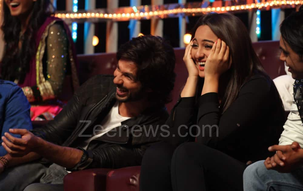 Laughing their guts out - Shahid and Sonakshi cannot stop laughing at the finale of Zee TV's Dance Ka Tashan.