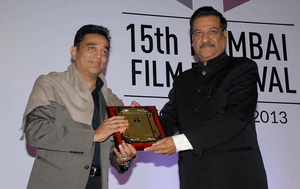 Kamal Hassan (L) receives Life Time Achievement award from Chief Minister Prithviraj Chavan at MAMI festival in Mumbai. Pic Courtesy: DNA