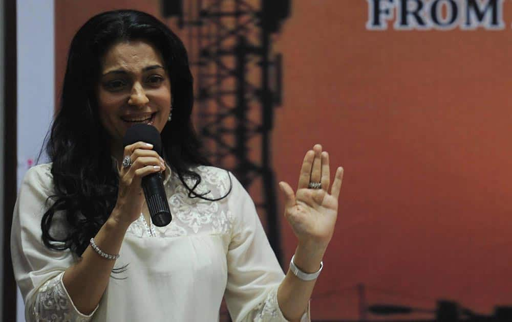 Actor and activist Juhi Chawla addresses the media at the Press Club in Mumbai about mobile phone tower policy. Pic Courtesy: DNA