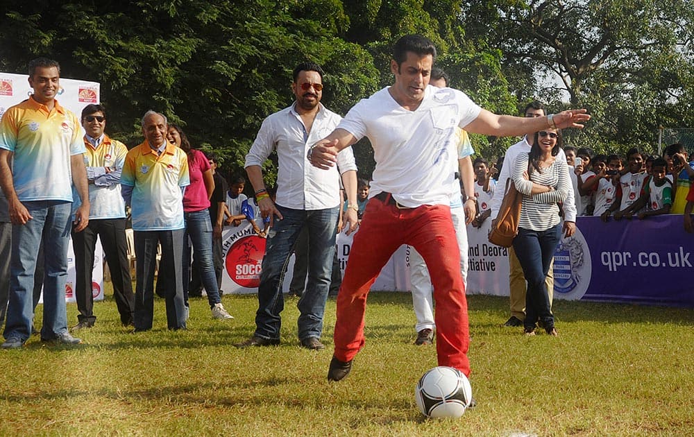 Actor Salman Khan kick-starts the 5th South Mumbai-Milind Deora Junior Soccer Challenger at Western Railway sports ground, as Deora (extreme left) looks on. Over 5,000 children from 137 schools are participating in the championship. Pic Courtesy: DNA