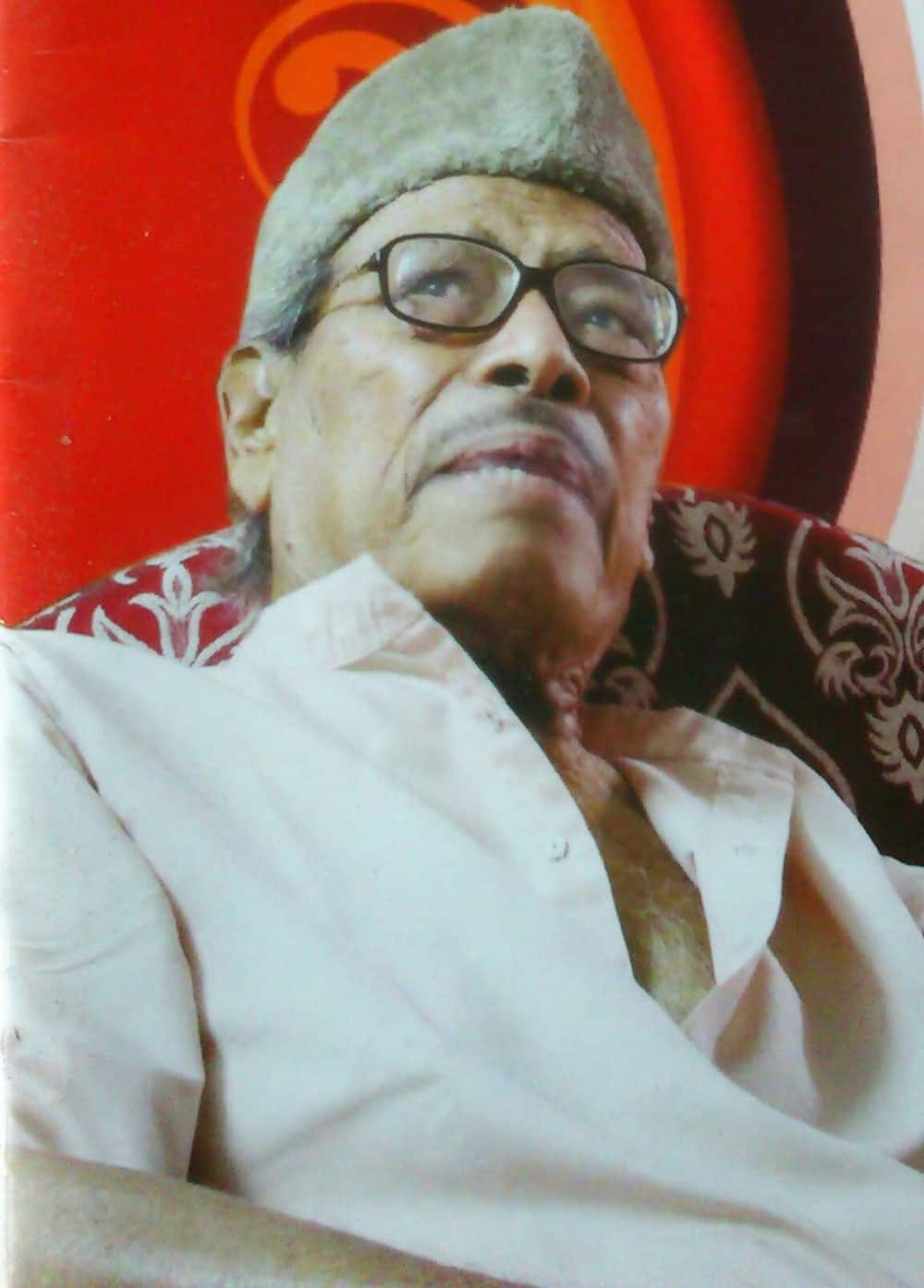 Manna Dey sang primarily in Hindi and Bengali. He also recorded songs in several other Indian languages