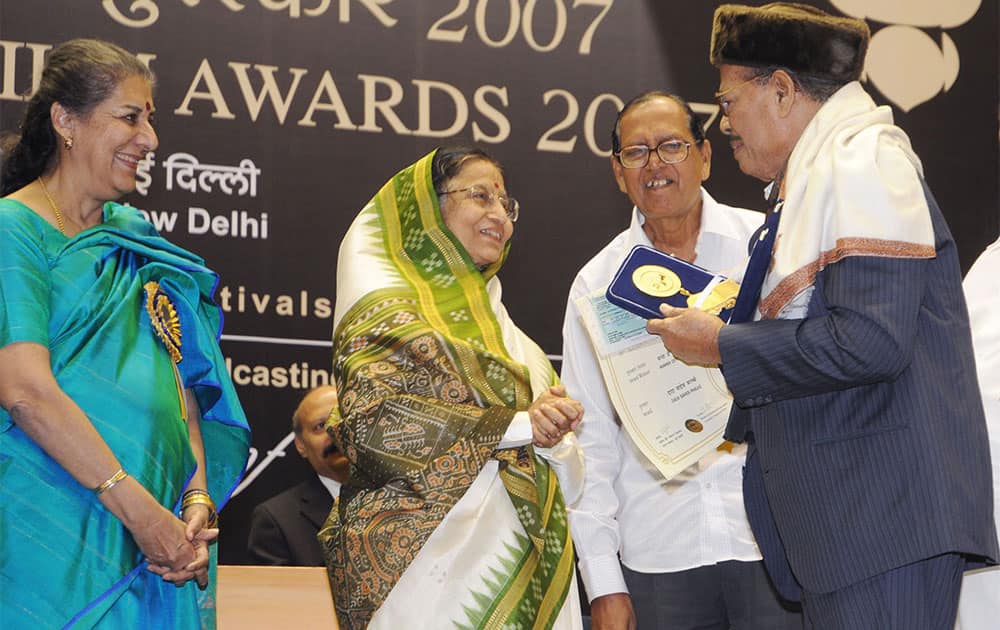 Manna Dey being honoured by ex President Pratibha Patil at a National awards function.