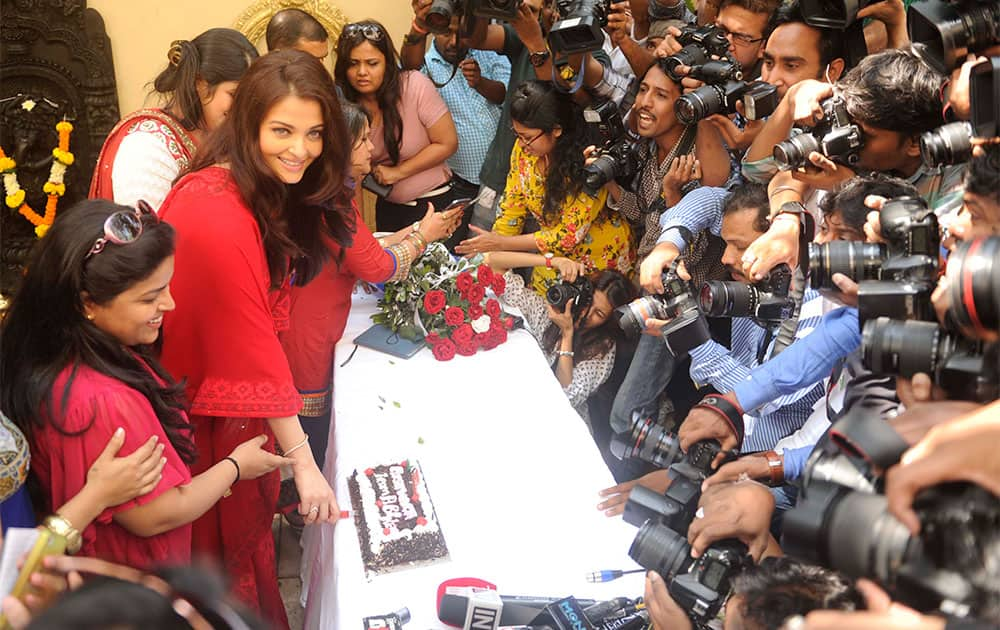 Aishwarya Rai-Bachchan poses for mediapersons while cutting her birthday cake at the Bachchans’ residence Janak in Juhu. Pic Courtesy: DNA