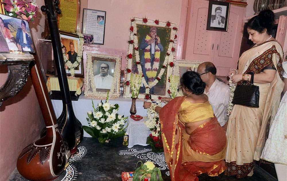 Family members of singer Late Manna Dey paying homage to a potrait of Manna Dey during a memorial meeting in Kolkata.