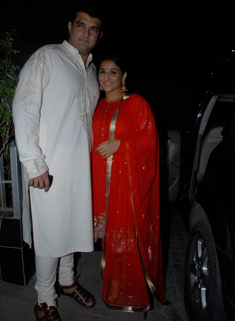 Siddharth Roy Kapoor (L) and Vidya Balan (R) at Aamir Khan's Diwali bash at Bandra in Mumbai. Pic Courtesy: DNA