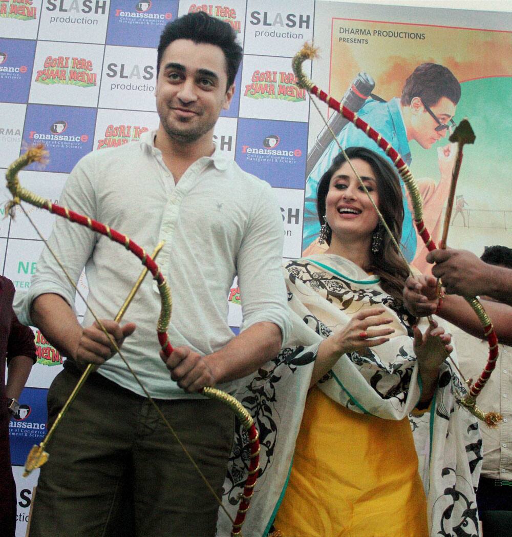 Bollywood actors Imran Khan and Kareena Kapoor during the promotion of the upcoming film Gori Tere Pyar Mein in Indore.