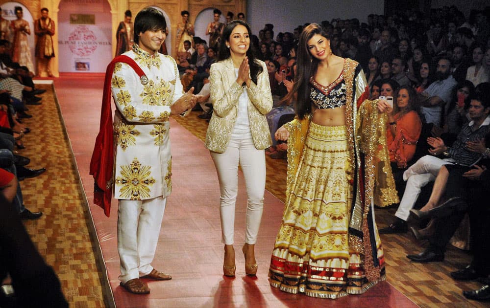 Vivek Oberoi and Jacqueline Fernandez with fashion designer Nivedita Saboo during the Pune Fashion Week 2013 in Pune .