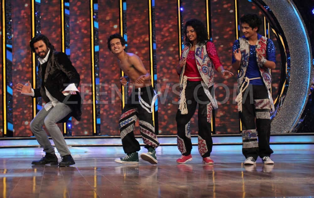 Ranveer singh shaking a leg with top 18 contestnats on the sets of DID 4.