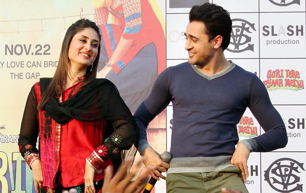 Bollywood actors Imran Khan and Kareena Kapoor dance during a promotional event for their upcoming film ' Gori Tere Pyaar Mein' in Jaipur.