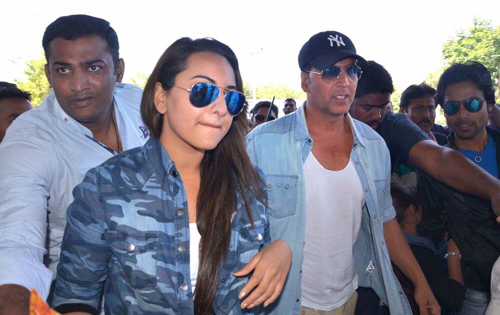 Bollywood actors Akshay Kumar and Sonakshi Sinha leave after completing the shooting for their upcoming movie 'Holiday' in Jodhpur.