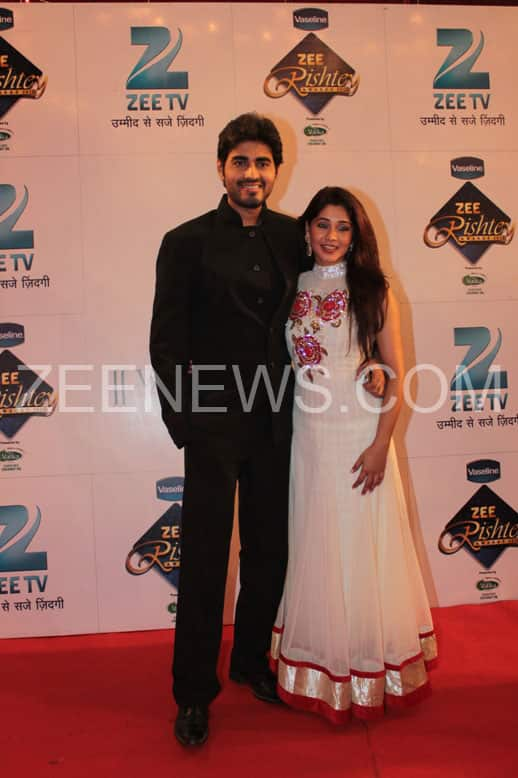 Yash & Amrapali on the Red carpet of Zee Rishtey Awards.