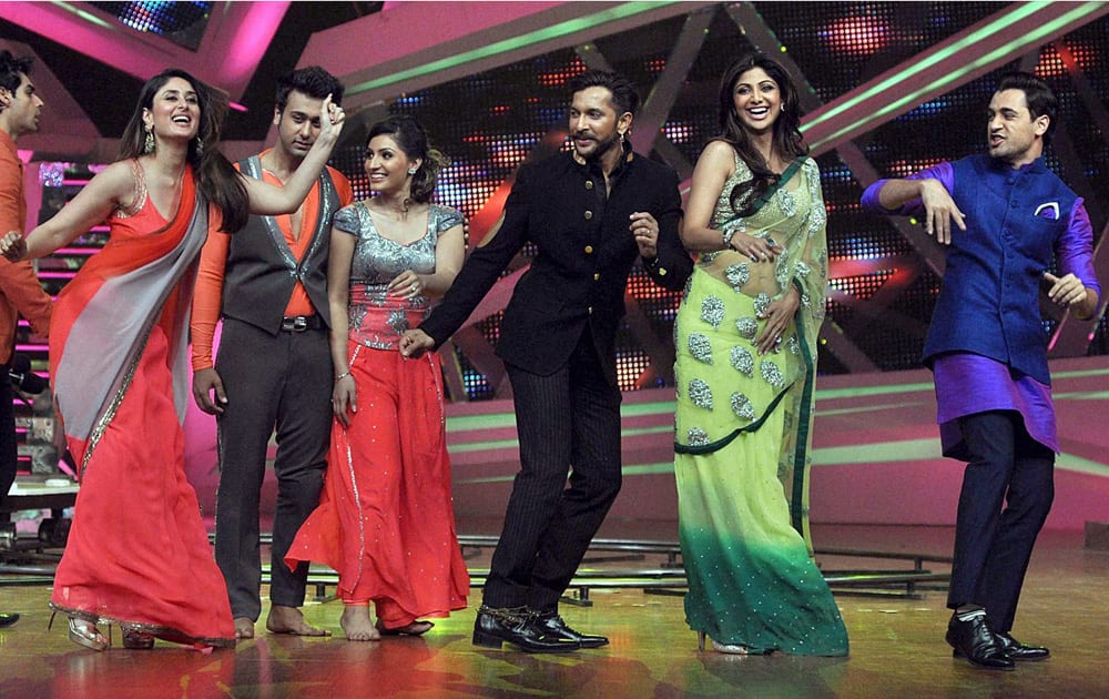 Kareena Kapoor and Imran Khan dance with contestants as they promote their upcoming film.