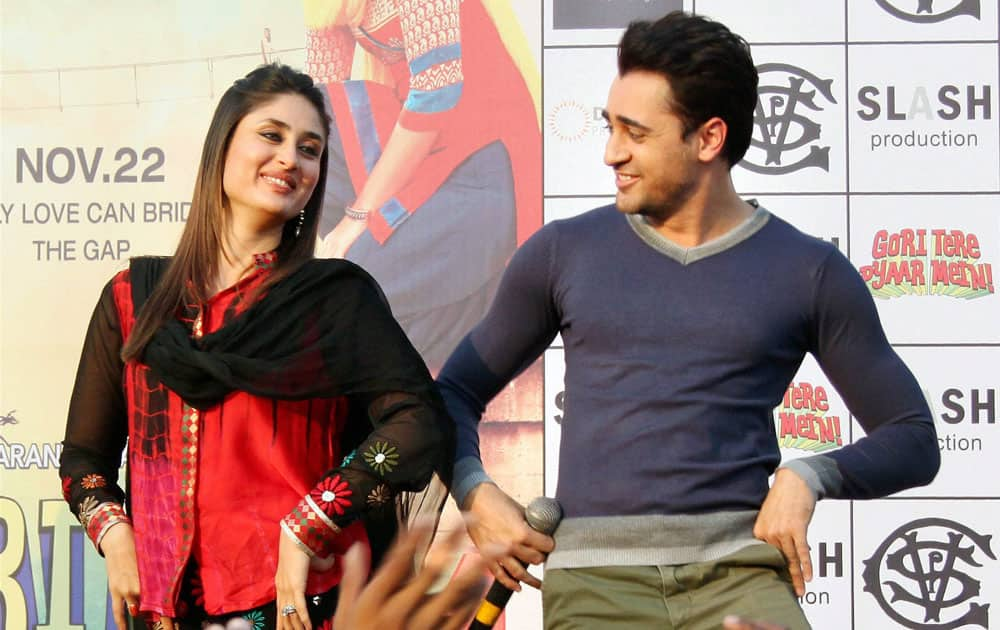 Bollywood actors Imran Khan and Kareena Kapoor dance during a promotional event for their upcoming film ' Gori Tere Pyaar Mein' in Jaipur.