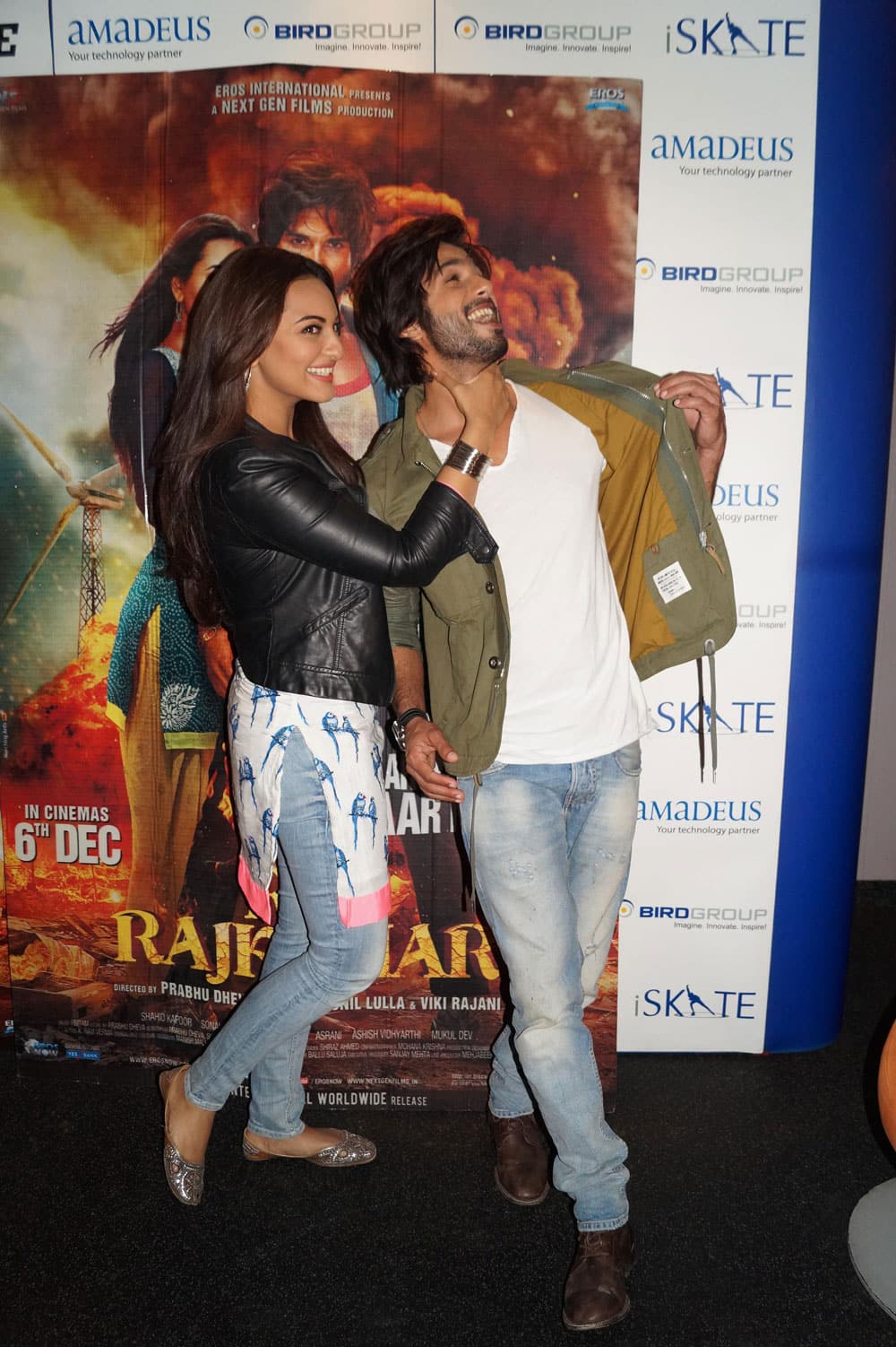 Cute Shahid Kapoor with his co-actor Sonakshi Sinha Promoted his upcoming film 