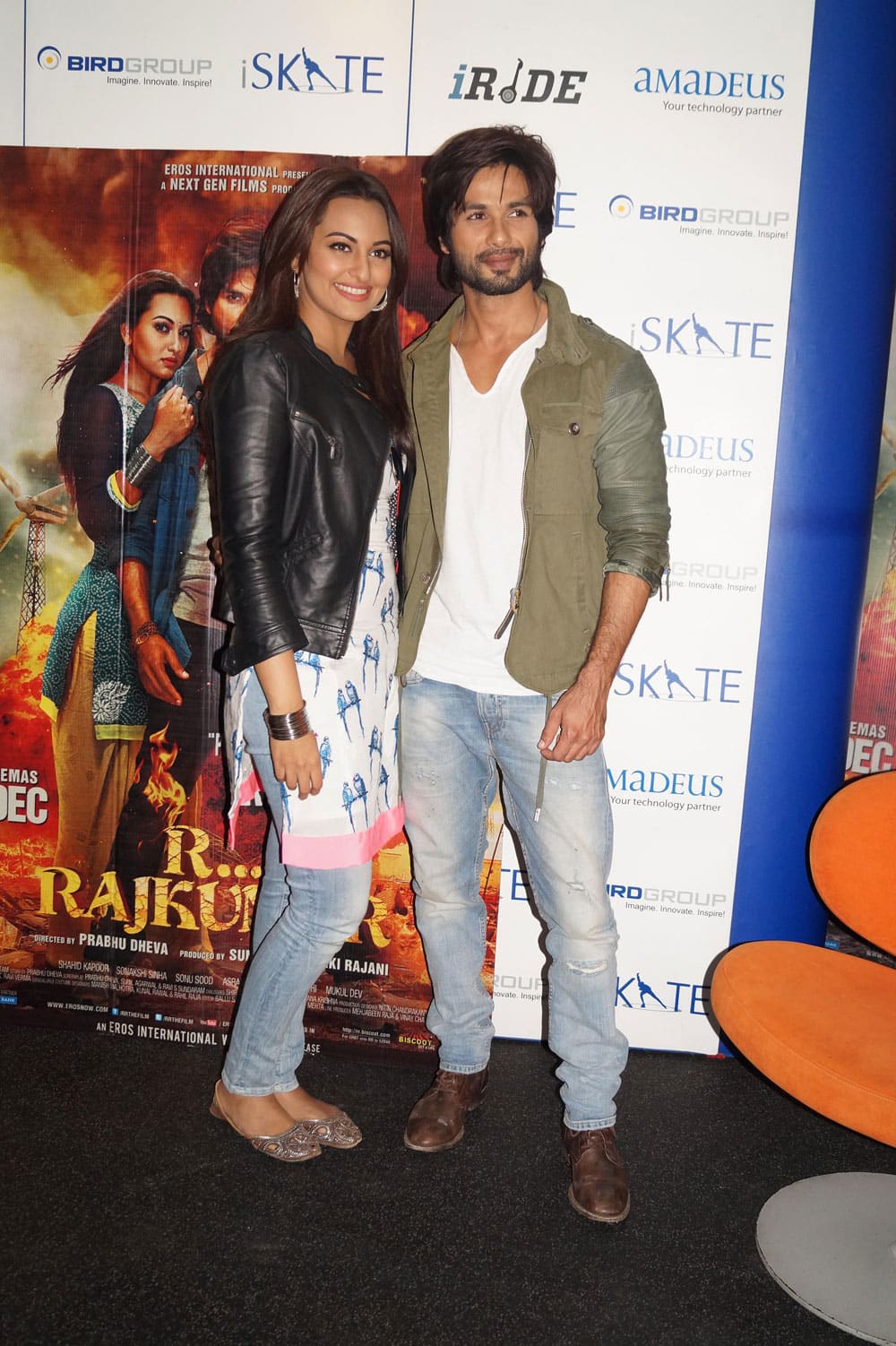 Cute Shahid Kapoor with his co-actor Sonakshi Sinha Promoted his upcoming film 