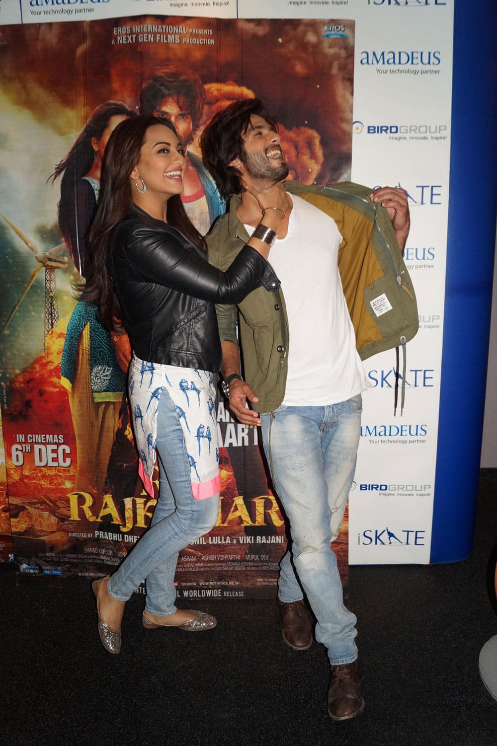 Cute Shahid Kapoor with his co-actor Sonakshi Sinha Promoted his upcoming film 