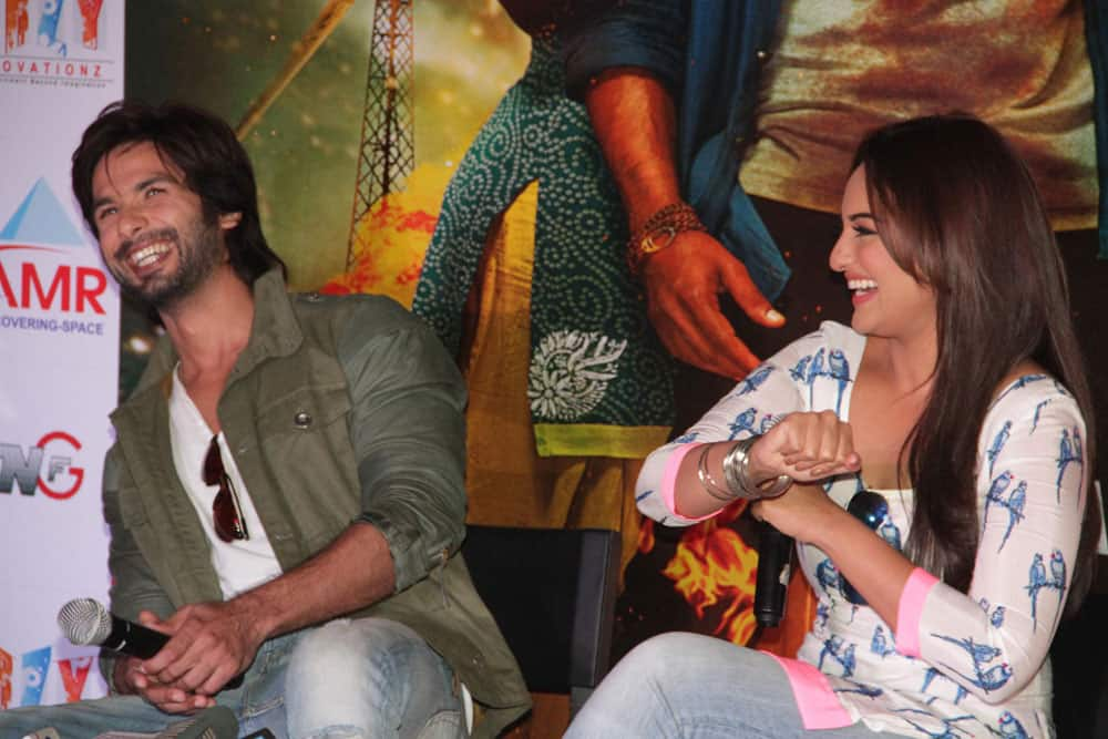 Cute Shahid Kapoor with his co-actor Sonakshi Sinha Promoted his upcoming film 