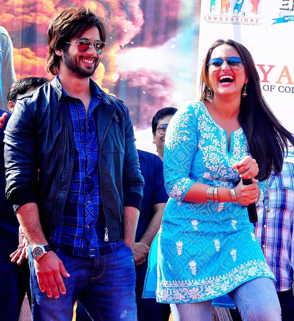 Actors Sonakshi Sinha and Shahid Kapoor performs during a promotional event for their upcoming film ' R Rajkumar' in Jaipur.