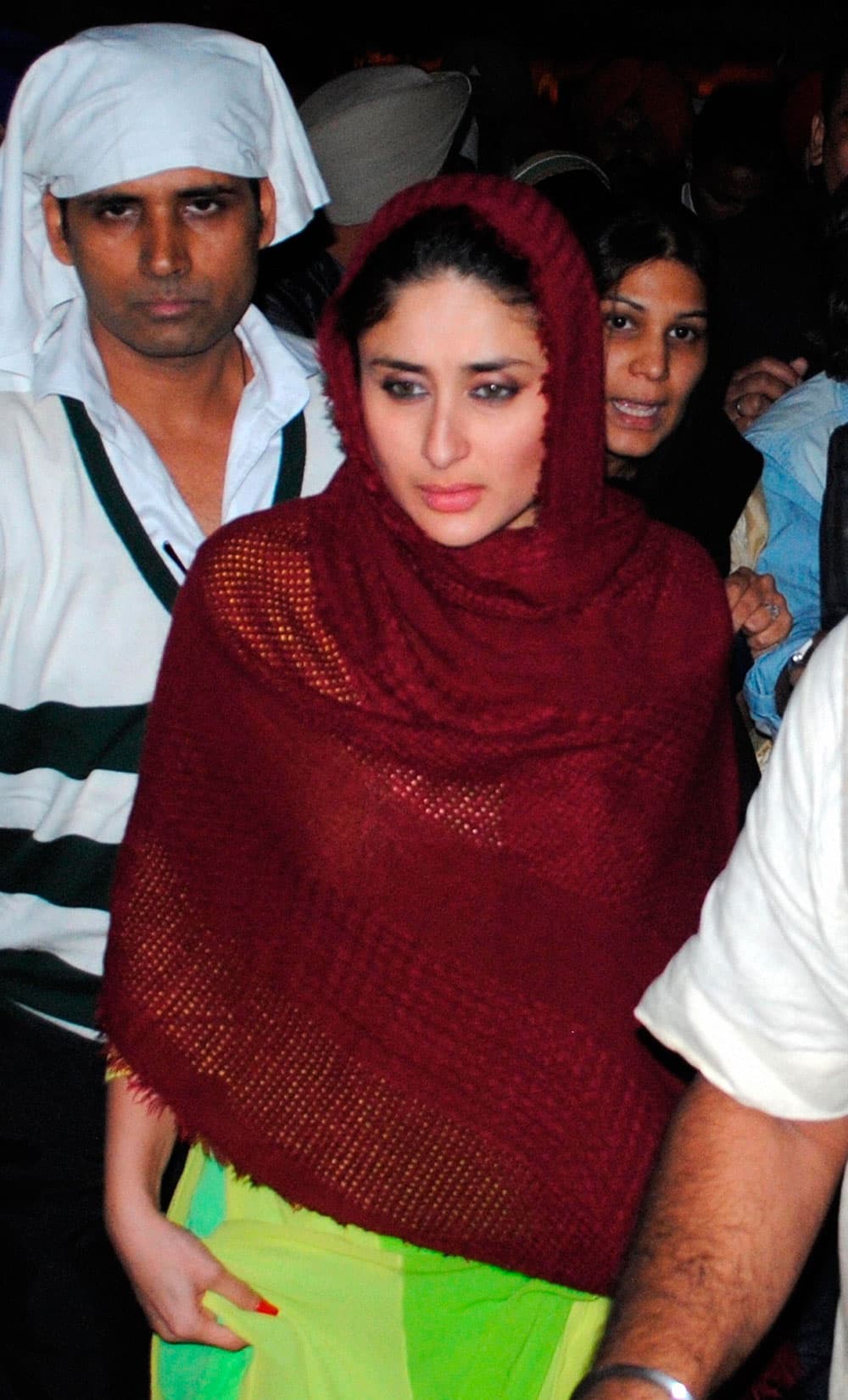 Bollywood actress Kareena Kapoor paying obeisance at Golden Temple in Amritsar.