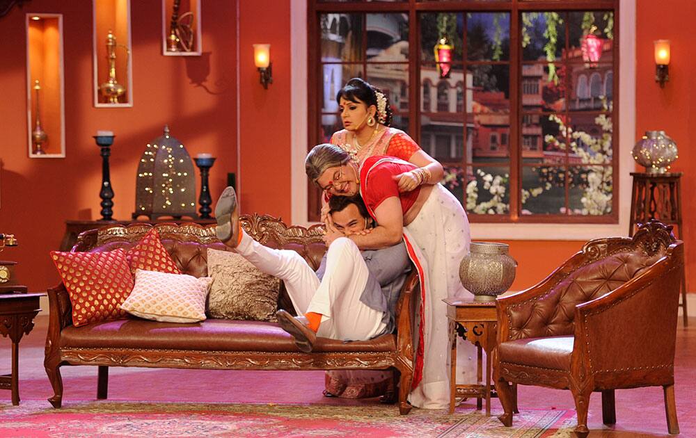 Saif Ali Khan (L), Ali Asgar (C) and Upasana Singh (R) during the promotion of film Bullet Raja on the sets of Comedy Nights with Kapil in Mumbai. Pic Courtesy: DNA