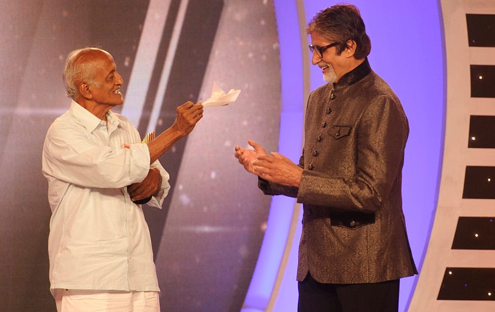 Amitabh Bachchan (R) shares a jovial mood with a participant holding a paper plane at the Senior Citizen award function in a five-star hotel in Bandra. Pic Courtesy: DNA