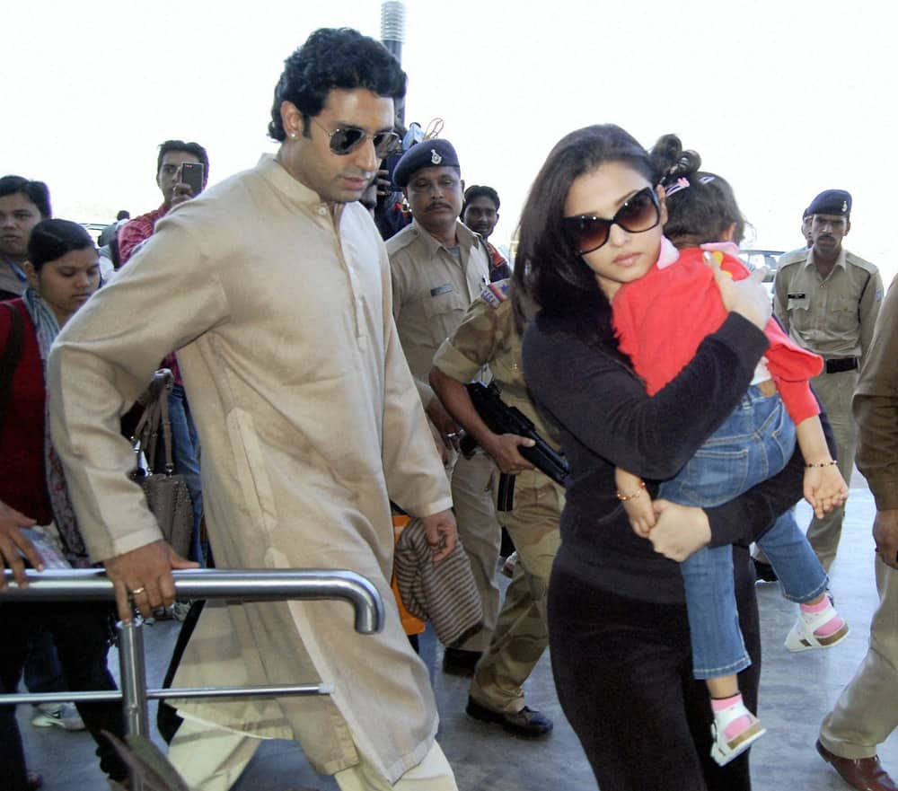 Abhishek Bachchan and Aishwarya Rai returning back to Mumbai after attending a marriage function in Bhopal.