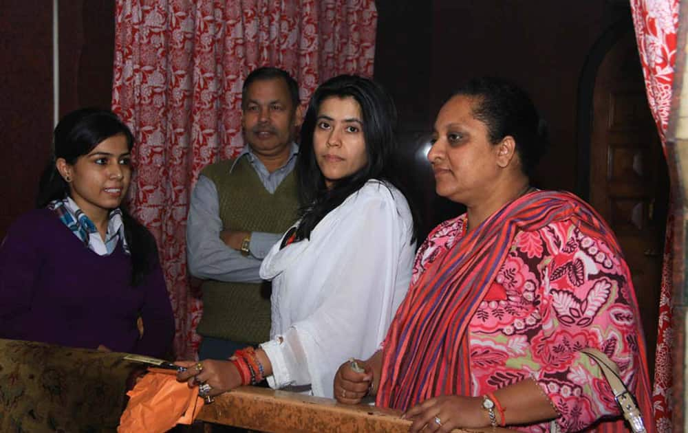 Ekta Kapoor (2R), known to be an extremely religious and spiritual person, arrived in Jaipur to seek the blessings of Kale Hanuman ji. Pic Courtesy: DNA