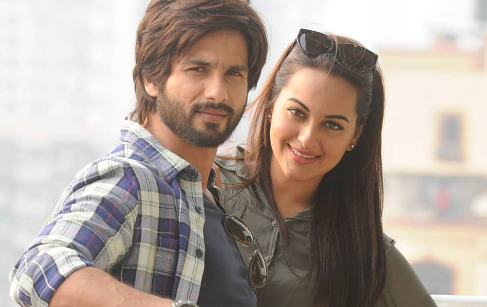 Shahid Kapur (L) and Sonakshi Sinha visited DNA office at Elphinstone Road to promote their upcoming film R...Rajkumar. Pic Courtesy: DNA