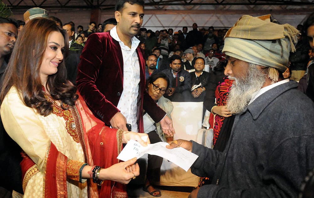 Actress Preity Zinta distributes check to a Muslim during inaugural ceremony of Goonj Mahatsav at Silli, 65kms from Ranchi in Jharkhand.