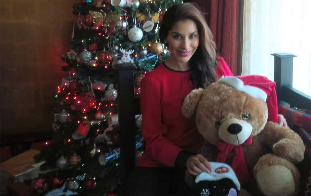 Merry Xmas everyone! Wish u love, peace & tons of happiness! Muah! #Tree #Santa #gifts #Xmas. Pic Courtesy:twitter@SOPHIE CHOUDRY