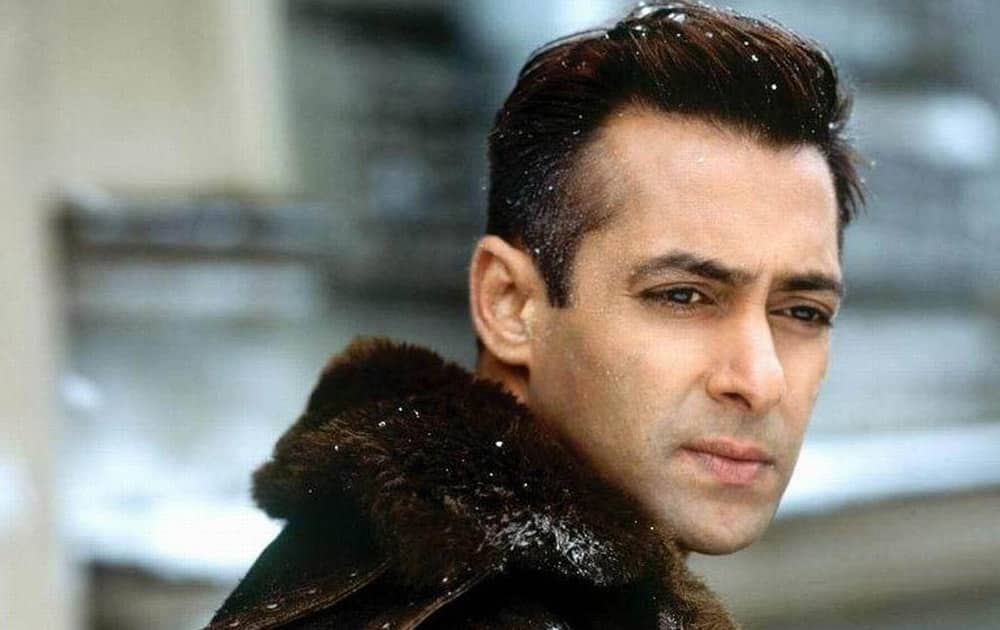 Salman Khan looks dapper in 'Lucky : No Time For Love'