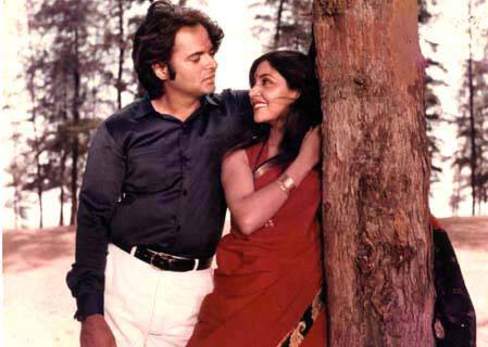 Farooq Sheikh comic timings were remarkable in Mukherjee's 'Kissi Se Na Kehna'.