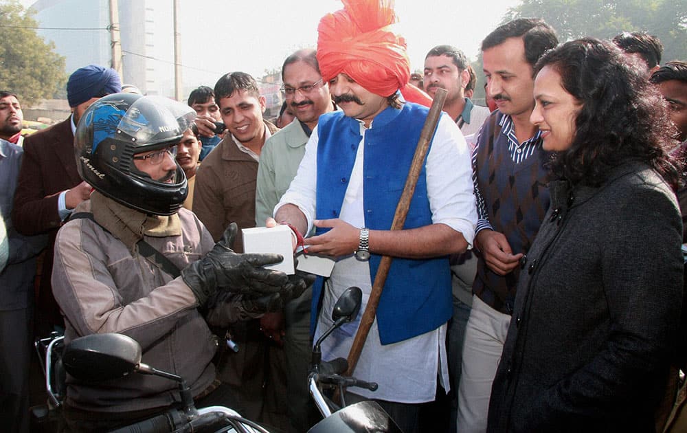 Bollywood actor Chandrachur Singh raises awareness about traffic rules at Iffco chowk in Gurgaon.