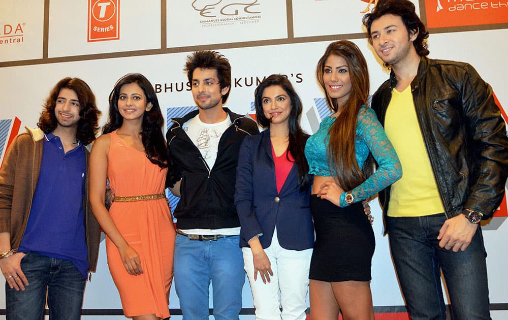 Actors Shreyash, Rakulpreet Singh, Himansh, Divya Khoshla, Nicole Fariya & Dev Sharma during a promotional event for their upcoming film `Yaariyan`.